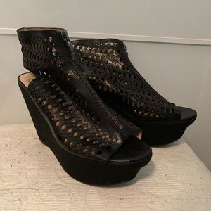 House of Harlow Black Platform Sandals